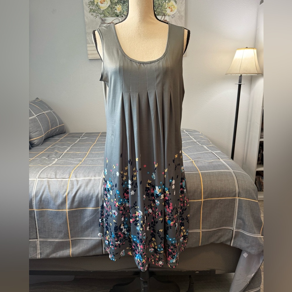 👗NWOT Aelson Elegant Gray Sleeveless Dress with Floral Accents Size XL